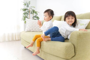  Odada arkadaşça çocuklar oynuyor.