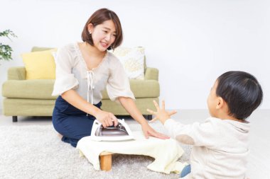  Anne ev işleri ve çocuk yapıyor..