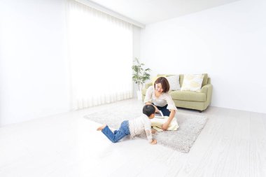  Anne ev işleri ve çocuk yapıyor..