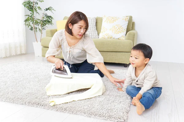 Madre Haciendo Las Tareas Domésticas Niño — Foto de Stock