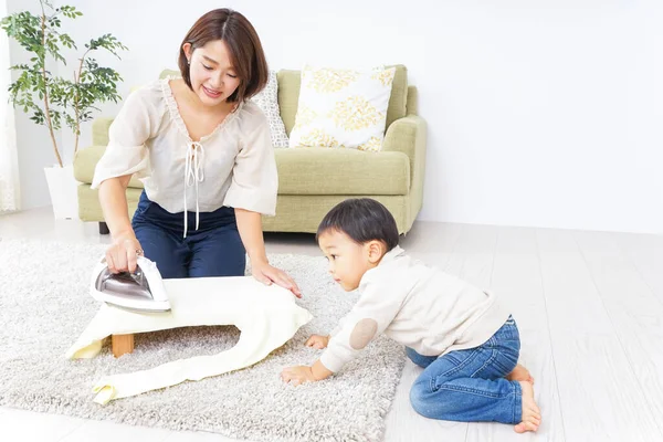 Madre Haciendo Las Tareas Domésticas Niño — Foto de Stock