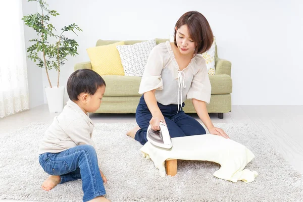 Madre Haciendo Las Tareas Domésticas Niño — Foto de Stock