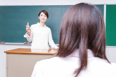 Öğretmen ders yapıyor..