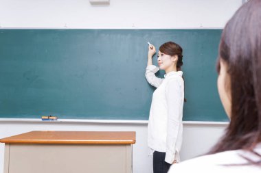 Öğretmen ders yapıyor..