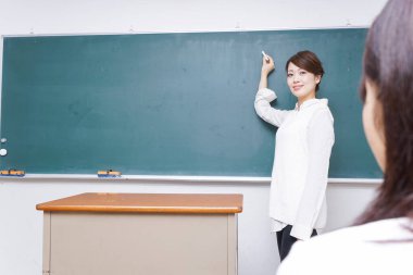 Öğretmen ders yapıyor..