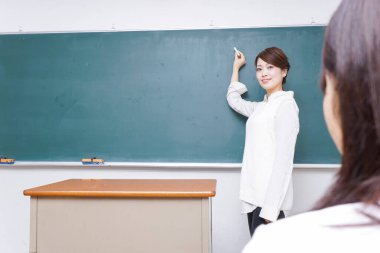 Öğretmen ders yapıyor..