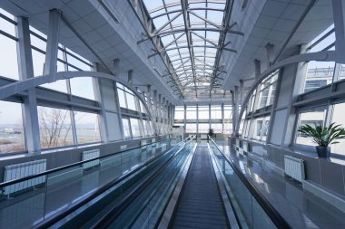 havaalanı terminali iç görüntüsü