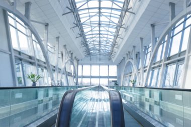 havaalanı terminali iç görüntüsü