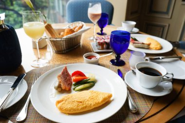  Kahvaltı zamanı, servis masası.