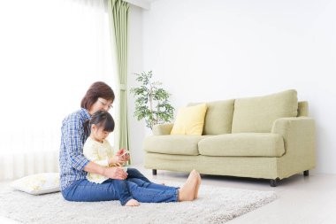 Büyükanne ile akıllı telefon kullanan çocuk.