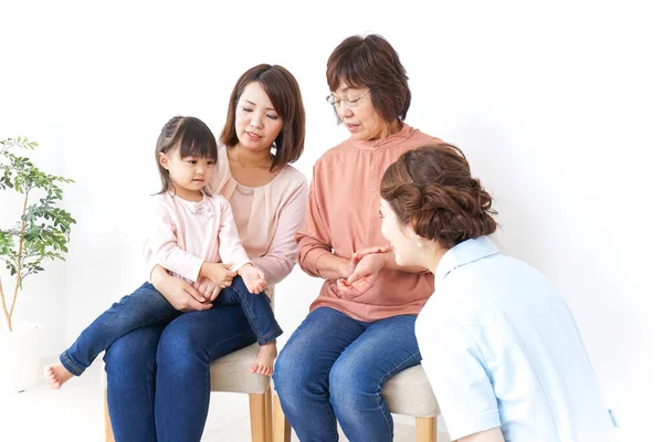 Criança Fazendo Check Com Família — Fotografia de Stock