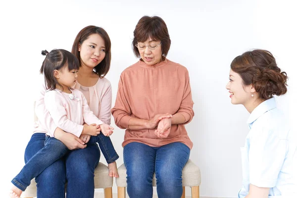 Criança Fazendo Check Com Família — Fotografia de Stock