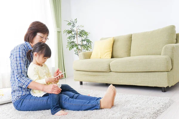 Niño Usando Smartphone Con Abuela — Foto de Stock