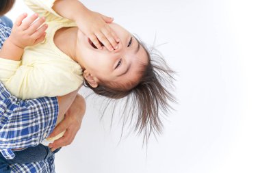 Büyükanne torununa sarılıyor.