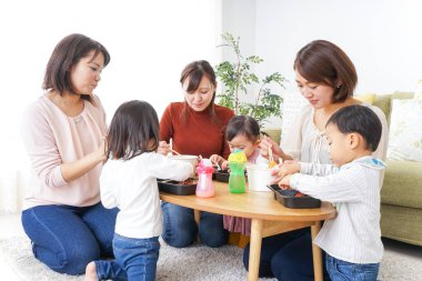  Annelerin arkadaşları ve çocukları parti yapıyor..