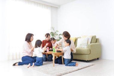  Annelerin arkadaşları ve çocukları parti yapıyor..