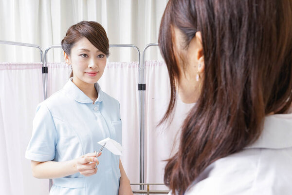  Nurse assisting doctor in hospital 