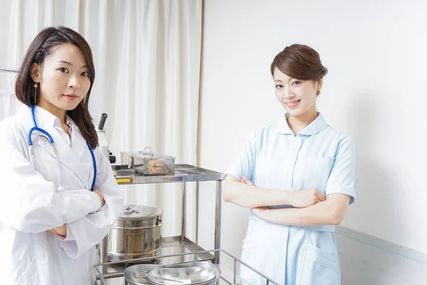 Doctor Nurse Crossing Arms — Stock Photo, Image