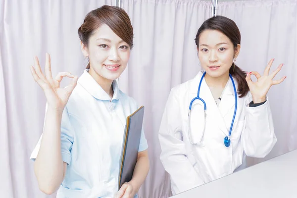 Doktor Hemşire Işaret Veriyorlar — Stok fotoğraf