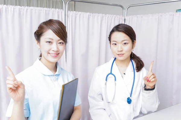 Médico Enfermeira Dando Conselho — Fotografia de Stock