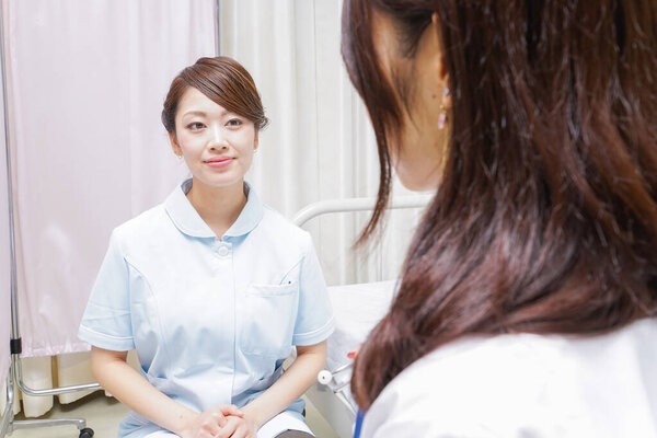  женщина-врач и медсестра на встрече.