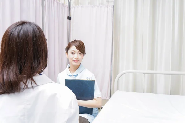 Kadın Doktor Hemşire Toplantı Yapıyor — Stok fotoğraf