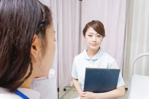 Female Doctor Nurse Doing Meeting — Stock Photo, Image