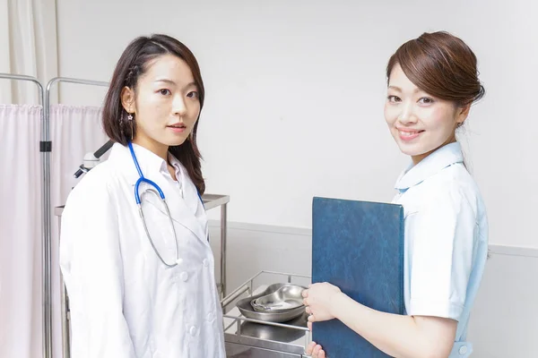 Doctor Nurse Crossing Arms — Stock Photo, Image