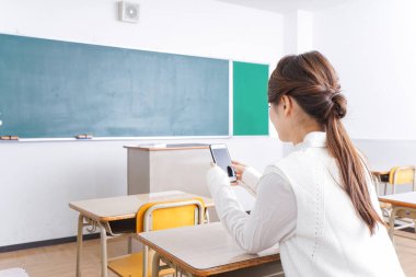 _ a _ mobile _ phone _ in _ class _ in _ kim _. Sınıfta akıllı telefon kullanan öğrenci.