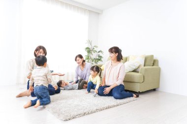  Çocuklar ve anneler evde..