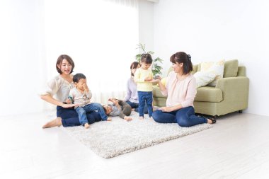  Çocuklar ve anneler evde..