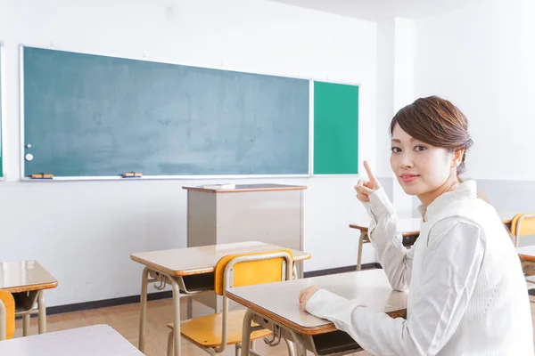 Estudante Apontando Para Algo Sala Aula — Fotografia de Stock