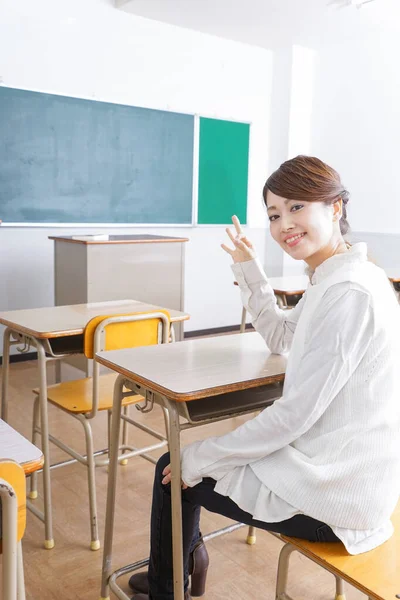 Öğrenci Sınıftaki Bir Şeyi Işaret Ediyor — Stok fotoğraf