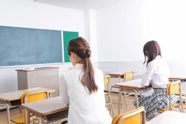 Estudante Sentado Nas Cadeiras Sala Aula — Fotografia de Stock