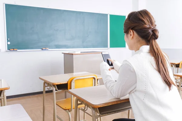 Estudiantes Que Usan Mobile Phone Classroom Estudiante Usando Smartphone Aula — Foto de Stock