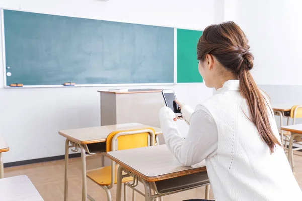 Students Who Use Mobile Phone Classroom Student Met Smartphone Klas — Stockfoto