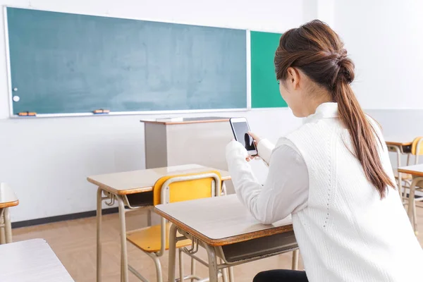 Students Who Use Mobile Phone Classroom Student Met Smartphone Klas — Stockfoto