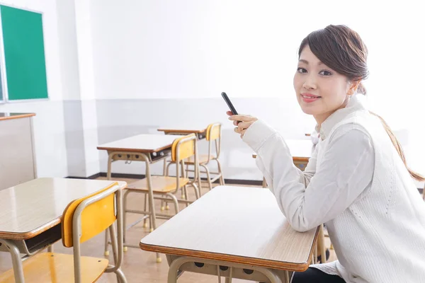 Studenci Którzy Używają Mobile Phone Classroom Student Korzystający Smartfona Klasie — Zdjęcie stockowe