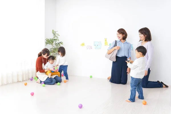 Business Women Taking Children Kindergarten — Stock Photo, Image