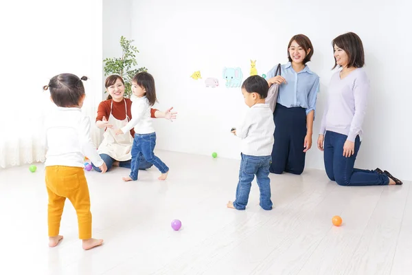 Zakelijke Vrouwen Die Kinderen Meenemen Van Naar Kleuterschool — Stockfoto