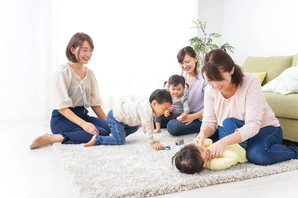 Kids Moms Home — Stock Photo, Image