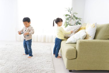  Kız ve erkek oynuyorlar.