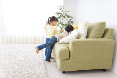  Kız ve erkek oynuyorlar.