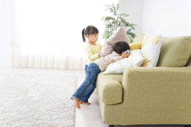  Kız ve erkek oynuyorlar.