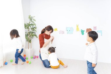 Anaokulundaki çocuklar ve öğretmenler.