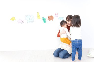 Anaokulundaki çocuklar ve öğretmenler.