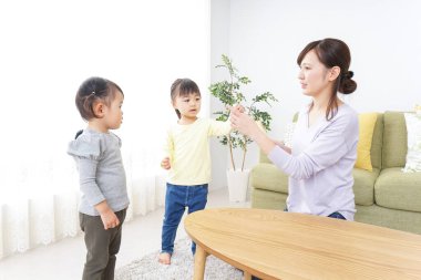 Anne, çocuğun saçını yapıyor..