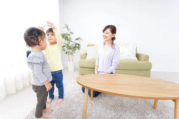 Madre Que Fija Pelo Del Niño — Foto de Stock