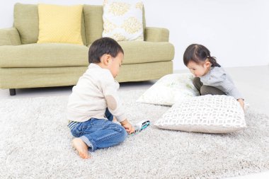 Evde oynayan kardeşler.