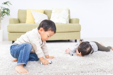 Evde oynayan kardeşler.